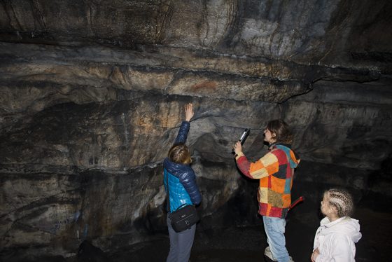 Туристы в Игнатьевской пещере