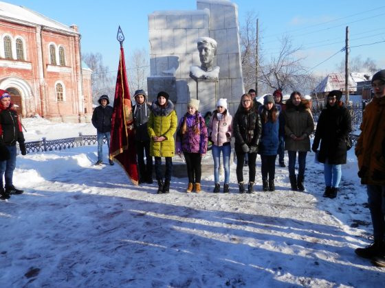 Студенты 204-й группы ЮТТ у могилы Ивана Александровича Кукарина