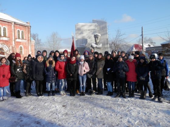 Студенты ЮТТ у могилы Кукарина