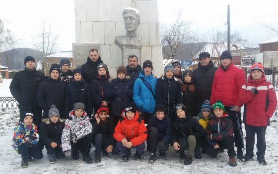 Юные боксеры у памятника герою И.А. Кукарину